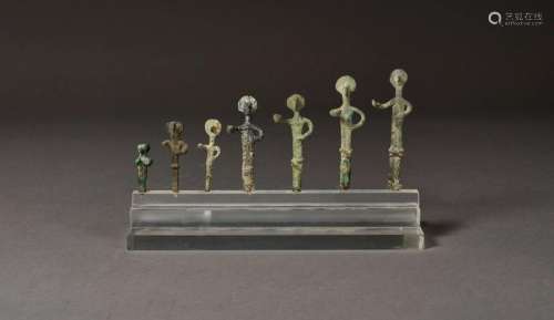 Set of 7 ex voto figurines with discoid pinch head…