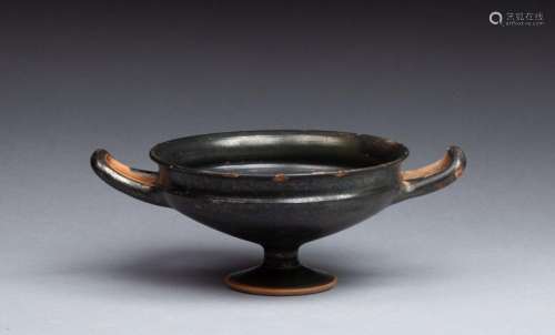 Kylix with black varnish. \n \nBeige terracotta, som…