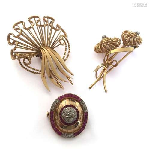 Set of three 18 K (750 °/°°) yellow gold brooches:…