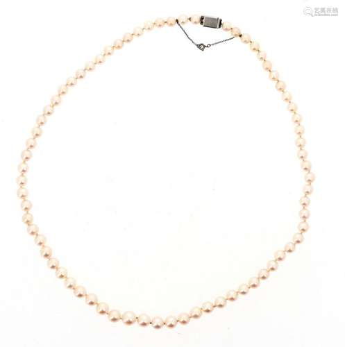 Necklace made of 71 white cultured pearls arranged…