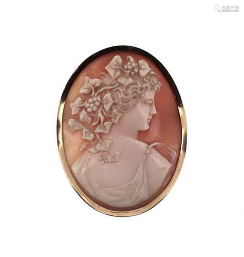 Oval shell cameo decorated with a three quarter ba…