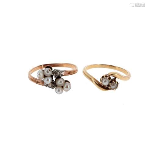 Two rings in 18 K (750 °/°°) yellow gold set with …