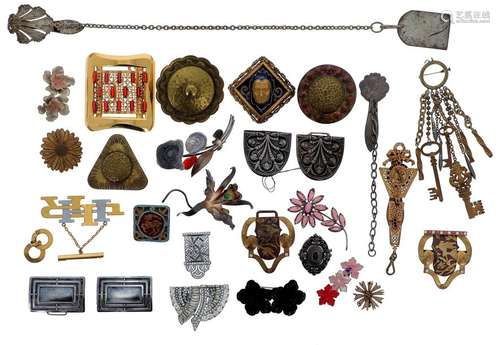 Lot of costume jewellery in silver or gold plated …