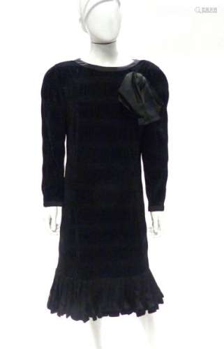 Louis FERAUD Pleated black dress, decorated with a…