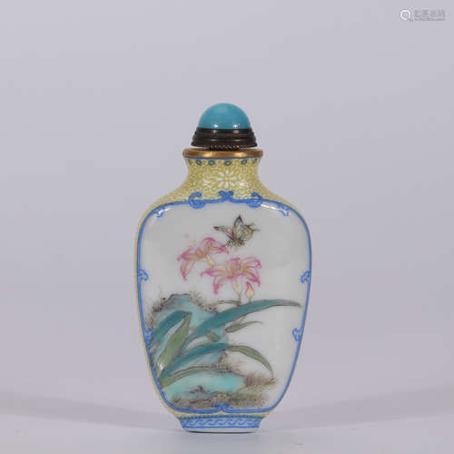 A Chinese Floral Porcelain Snuff Bottle