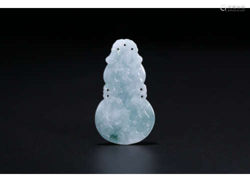 A Chinese Jadeite Gourd-shaped Pandent