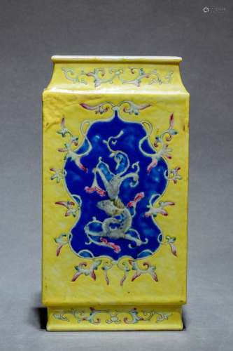 A Chinese Dragon Patern Famille Rose Porcelain Vase