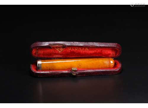 A Chinese Beeswax Agate Cigarette Holder