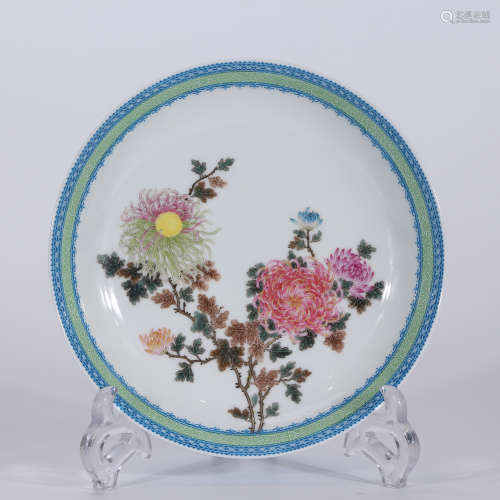 A Chinese Floral Enamel Porcelain Vase