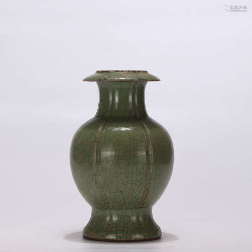 A Chinese Green Glaze Porcelain Wine Container