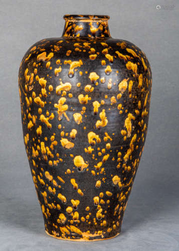 A Chinese Jizhou Kiln Porcelain Vase