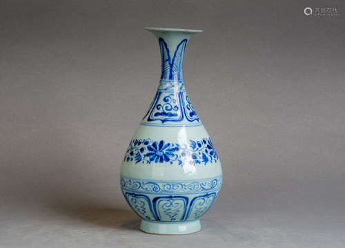 A Chinese Blue and White Porcelain Vase