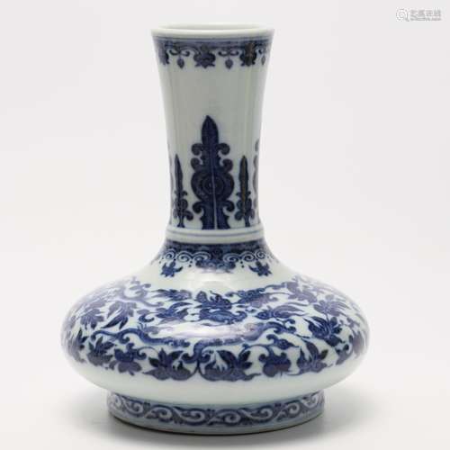 A Chinese Blue and White Porcelain Vase