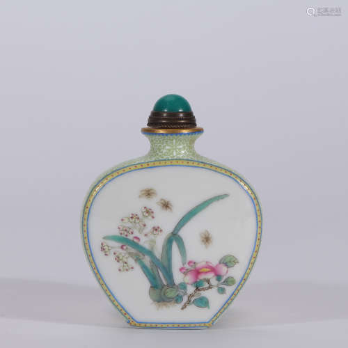 A Chinese Floral Porcelain Snuff Bottle