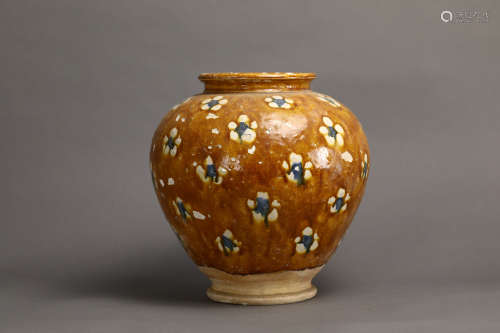 A Chinese Tri-colored Porcelain Jar