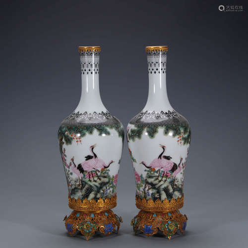 A Pair of Chinese Enamel Porcelain Vases Inlaid with Gold