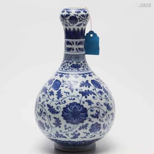 A Chinese Blue and White Porcelain Garlic-mouthed Vase