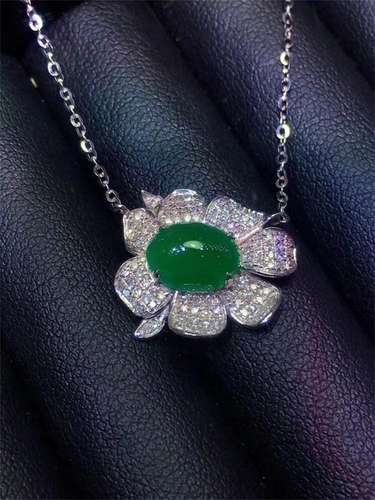 A Chinese Carved Emerald Necklace