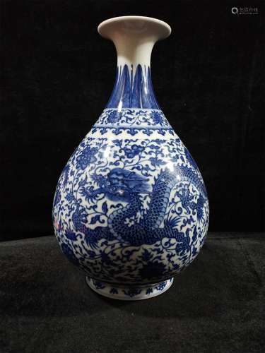 A Chinese Blue and White Porcelain Vase