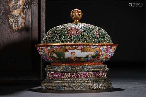 A Chinese Porcelain Box with Cover