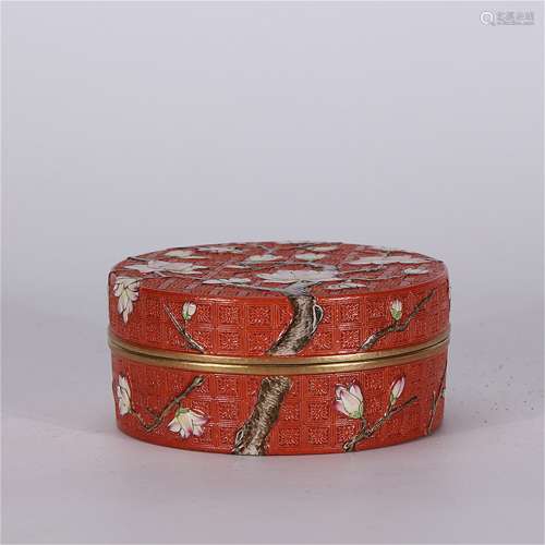 A Chinese Porcelain Box with Cover