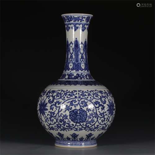 A Chinese Blue and White Porcelain Vase