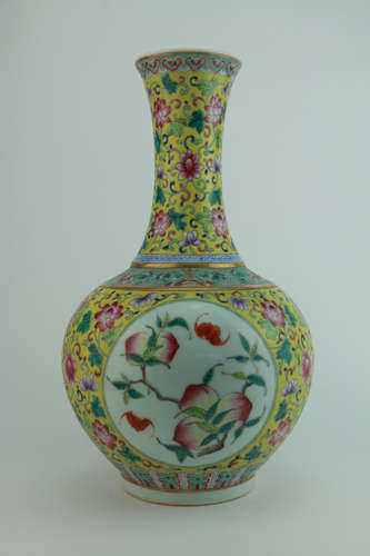 Qing dynasty famille rose bottle  with longevity pattern