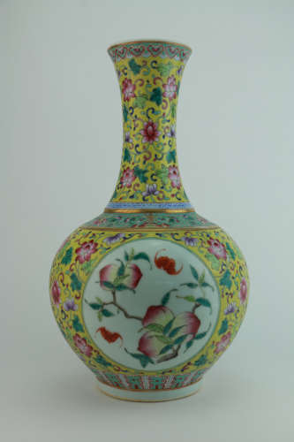 Qing dynasty famille rose bottle  with longevity pattern