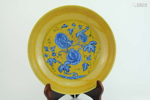 Qing dynasty yellow glaze plate with flowers pattern