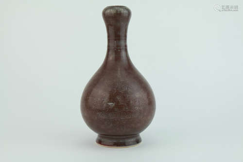 Qing dynasty single colour glaze bottle with flowers pattern