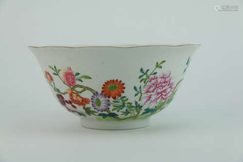 Qing dynasty famille rose bowl with flowers pattern