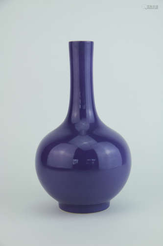 Qing dynasty single colour glaze bottle