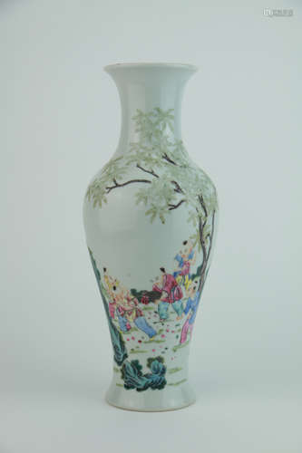 Qing dynasty famille rose bottle  with character pattern