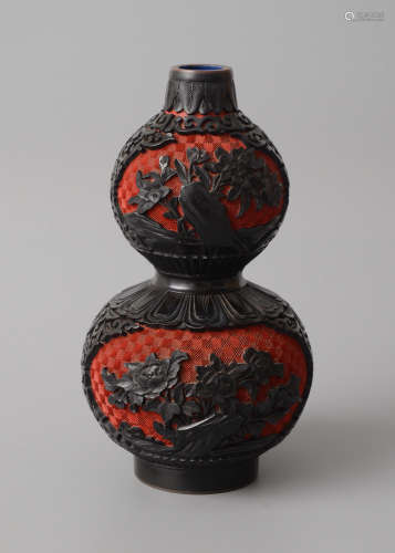 紅地剔黑花卉紋葫蘆瓶