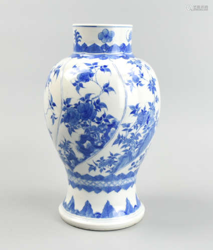 Chinese B&W Stylized Floral Vase, Kangxi Period
