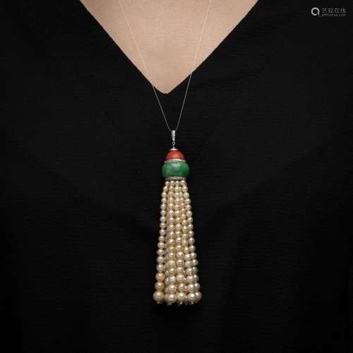 PENDENTIF POMPON Le culot en jade jadéite vert, co…