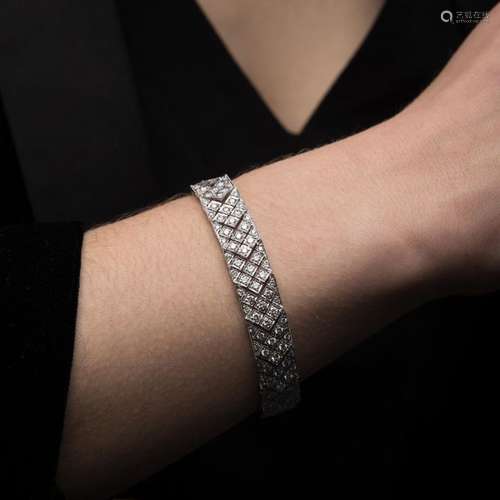 BRACELET RUBAN DIAMANTS Il est pavé de diamants ta…