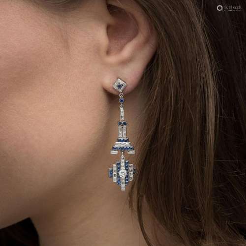 PAIRE DE PENDANTS D'OREILLES SAPHIRS Ils sont form…