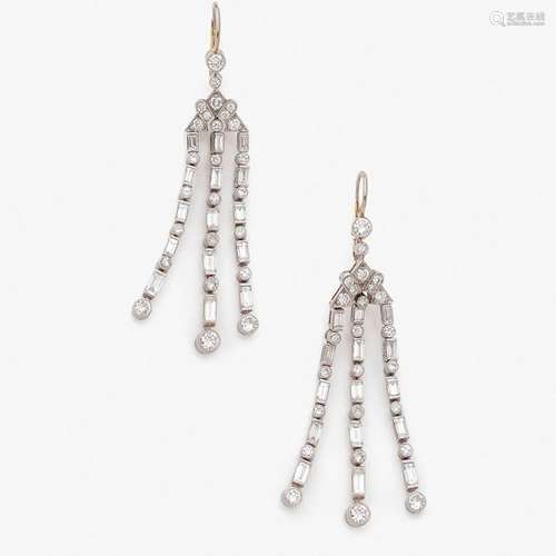 ANNEES 1950 PAIRE DE PENDANTS D'OREILLES SOUPLES I…