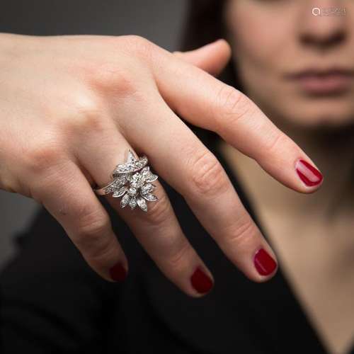 TRAVAIL FRANÇAIS ANNEES 1960 BAGUE FLEUR DIAMANTS …