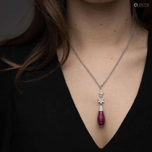 PENDENTIF GOUTTE RUBIS Le pendentif goutte est pav…