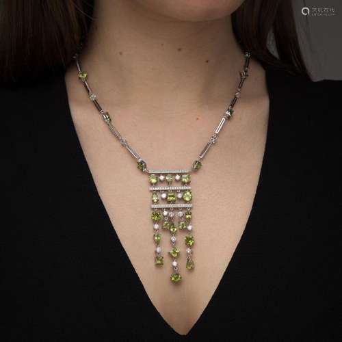 COLLIER PERIDOT Il comporte un grand motif central…