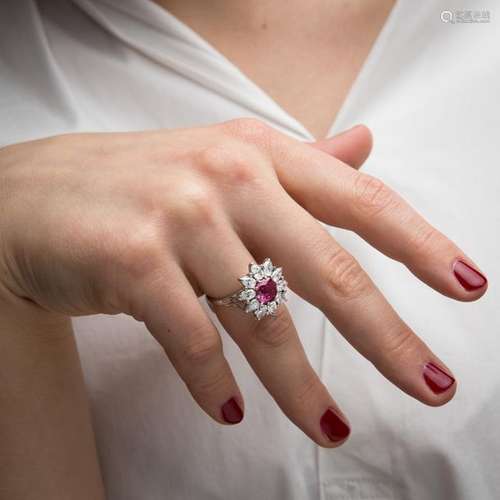 BAGUE MARGUERITE RUBIS Elle est ornée d'un rubis c…