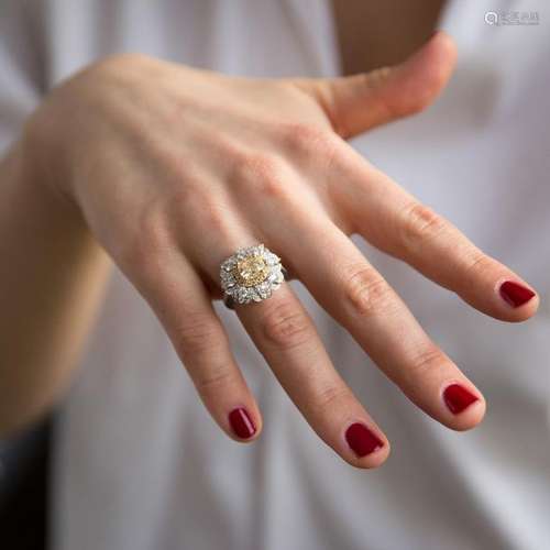 BAGUE DIAMANT FANCY Elle est ornée d'un diamant Fa…