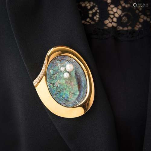 BUCHERER ANNEES 1970 BROCHE NACRE Elle est de form…