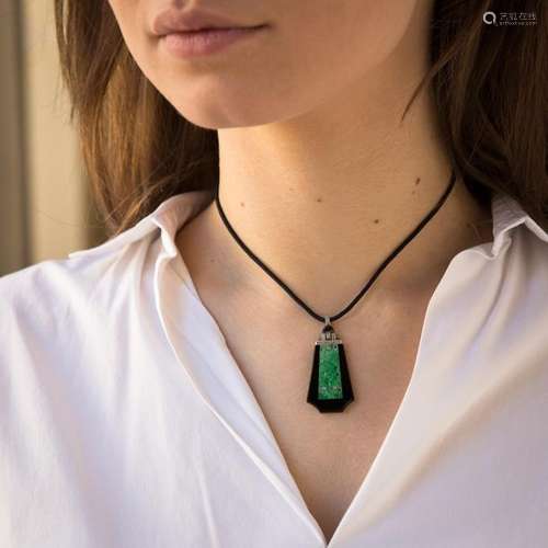 EPOQUE ART DECO PENDENTIF JADE ET ONYX Il est de f…