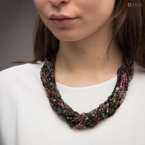 COLLIER DRAPERIE Composé de seize rangs de billes …