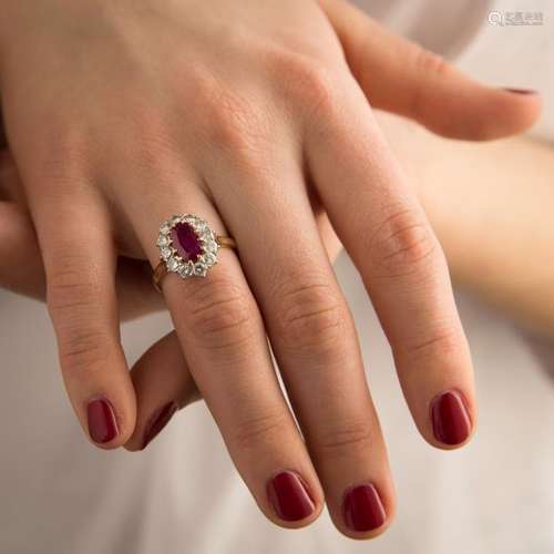 BAGUE RUBIS ENTOURAGE Elle est ornée d'un rubis ov…