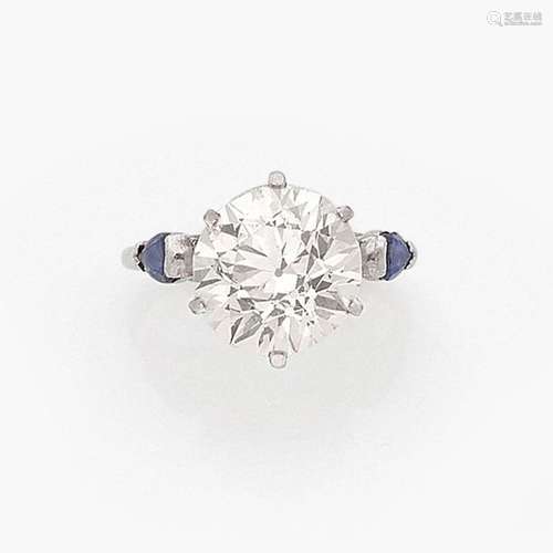 IMPORTANTE BAGUE DIAMANT SOLITAIRE Elle est ornée …