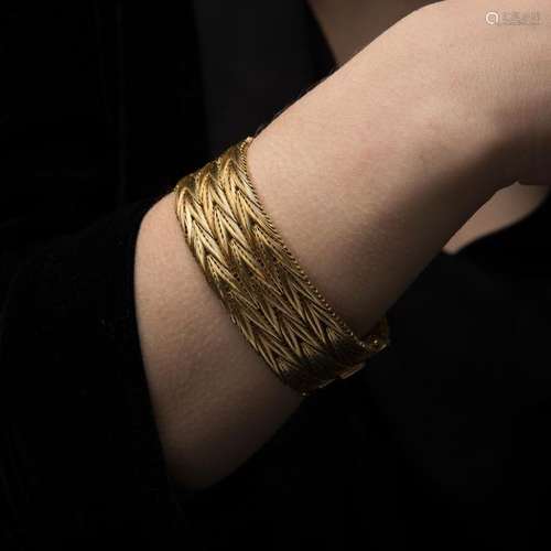 ANNEES 1960 BRACELET RUBAN CHEVRONS Il est en or j…